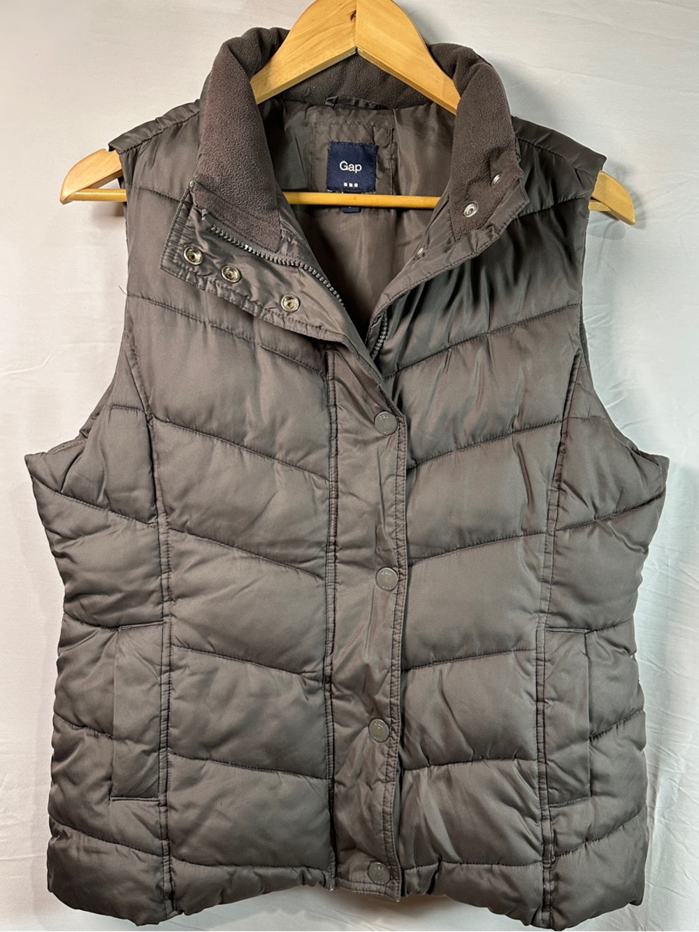 GAP Quilted Puffer Vest in Charcoal Gray